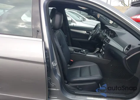 2012 Mercedes-Benz C 250 Sport z USA, uszkodzony, nr VIN WDDGF4HB9CA604970